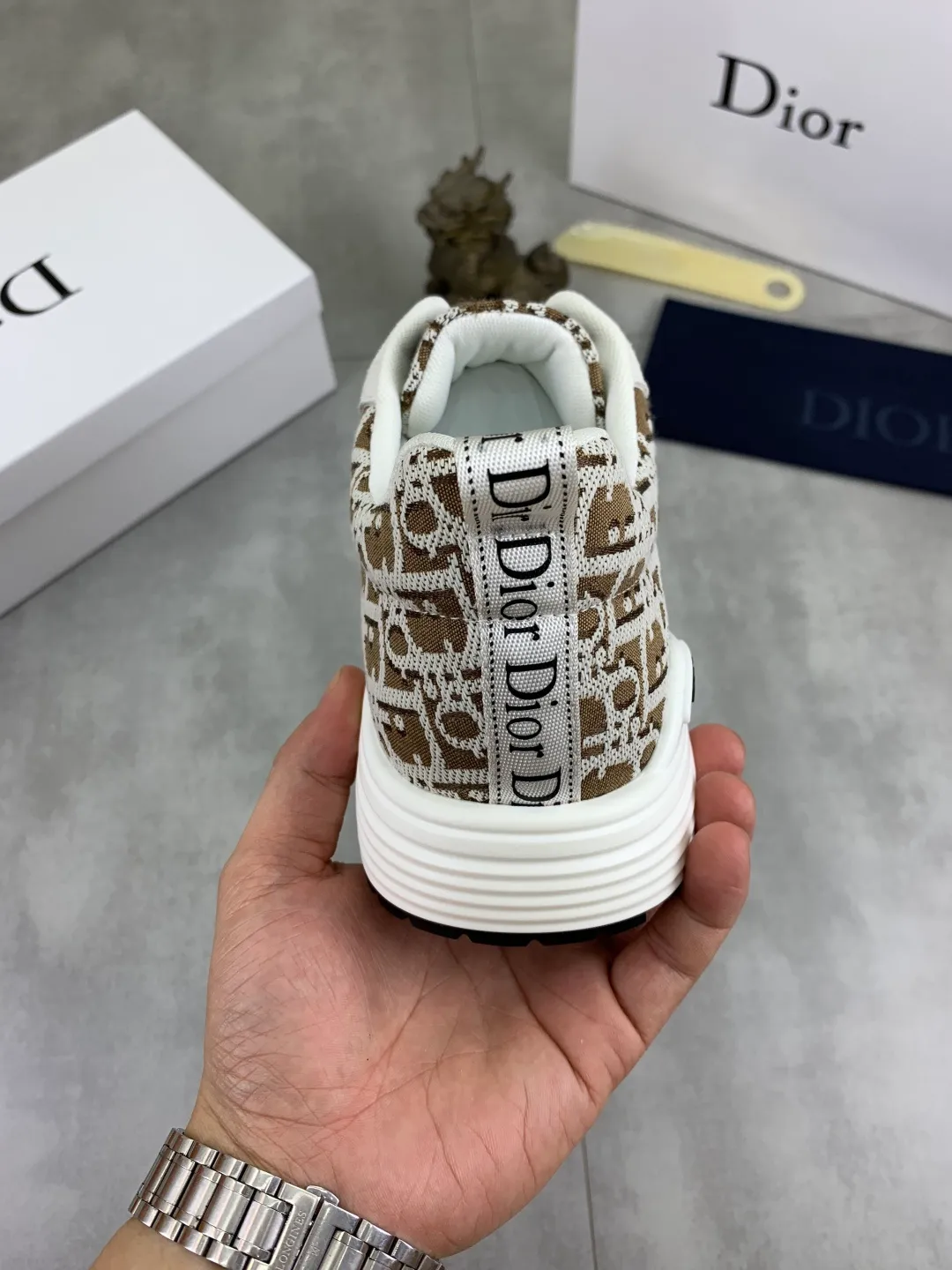 Men's shoes 💰P420 New Dior Chrono 2025 new product B30 series, in white and black fly woven series, decorated with computer-printed CD logo on both sides, star patch on the tongue and Dior logo on the heel, many details highlight the style. The interior is matched with the original color matching mesh, and the interior of the body is supported by low-temperature shaping sheets, and is filled with light feather cotton to keep the interior full and soft against the feet. The exclusive open-molded outsole adopts a one-piece molding process, so there is no need to worry about problems such as the opening and falling of sole decorative accessories. It is light and comfortable to wear, yet strong and wear-resistant. The two-color shoelaces are accessorized with exquisite metal five-pointed star pendants, creating a high-end, trendy and casual look at all times. Color: 5️⃣ colors available, code number: 38-44 (45 customized)